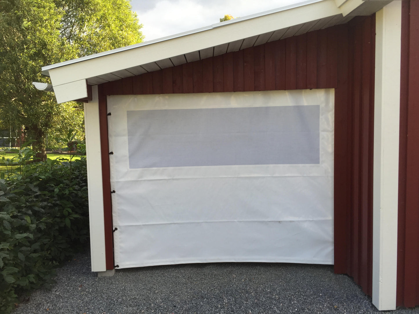 Måttbeställd port med siktruta
